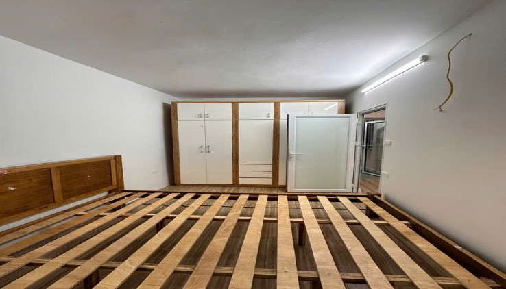 Cho thuê căn hộ Tầng 1 Đường Láng, ô tô đỗ cửa, 2  thoáng, 80m2, 2 ngủ, 2 vệ sinh chỉ 11 triệu.